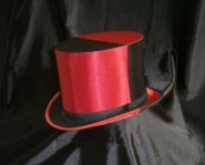 Красно-черная шляпа шапокляк