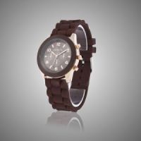 Женские наручные часы Geneva шоколадного цвета