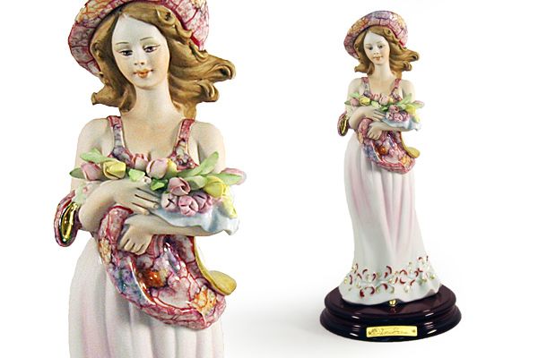 Статуэтка "Девушка с тюльпанами" 33 см. (цветная)