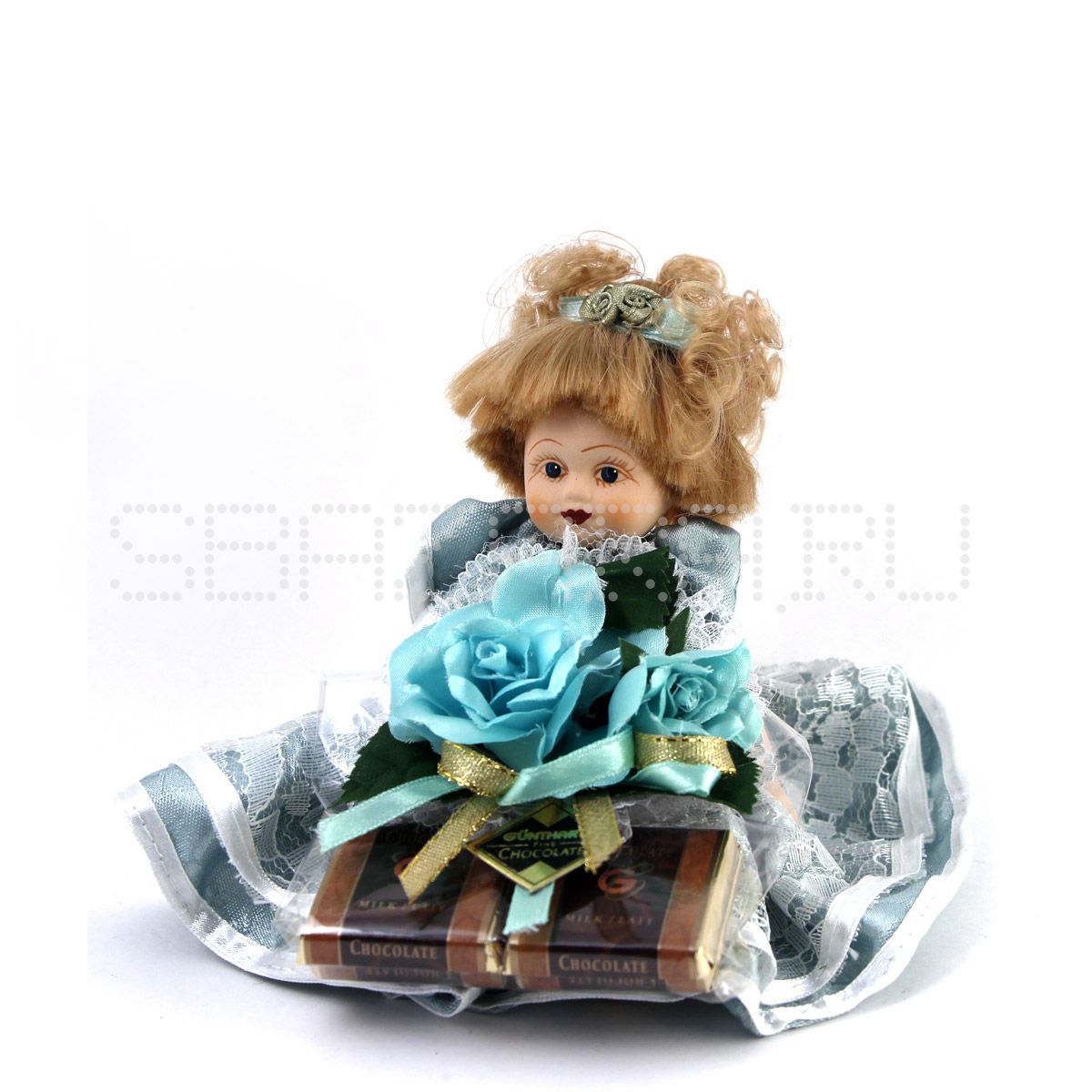 Кукла с конфетами и цветочками из гофрированной бумаги