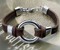 Кожаный браслет со стальным кольцом