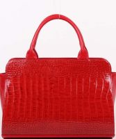 Красная лакированная сумка