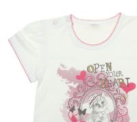 Светлая футболка с красочным принтом для девочки