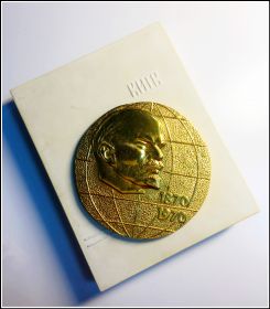 Настольная медаль 100лет Ленину в родной коробке (Киев)