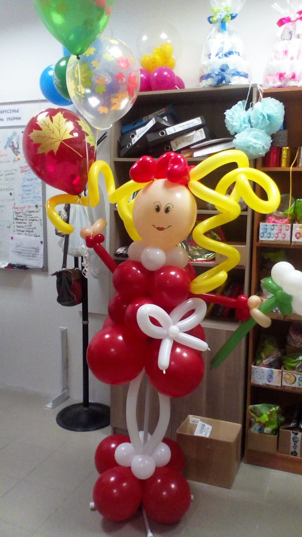 Ученица с шарами и цветком