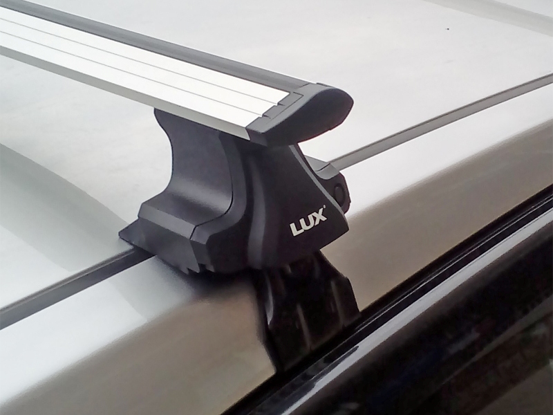 Универсальный багажник на крышу Nissan Tiida (sedan/hatchback 2004-2013) - D-Lux 1, крыловидные дуги
