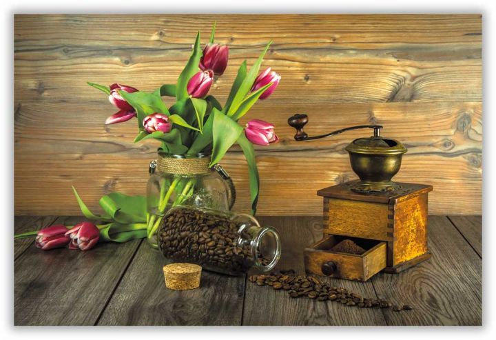 Кофе, мельница и тюльпаны