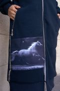 женское пальто с лошадкой
