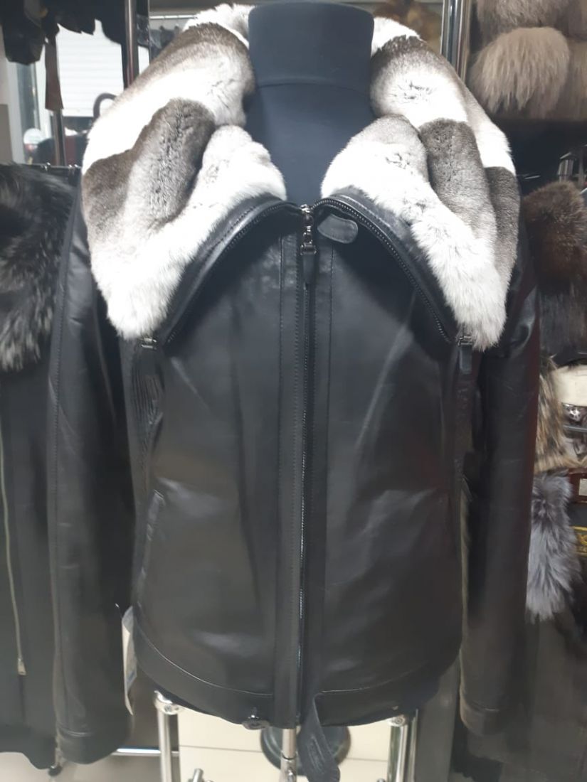 Куртка кожаная черная с меховой отделкой.