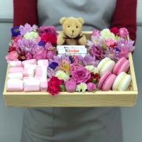 Коробочка с цветами и сладостями