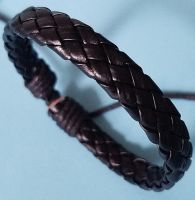Кожаный плетеный браслет черного цвета