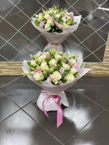 Букет из 11 роз и 6 лизиантусов, зелени
