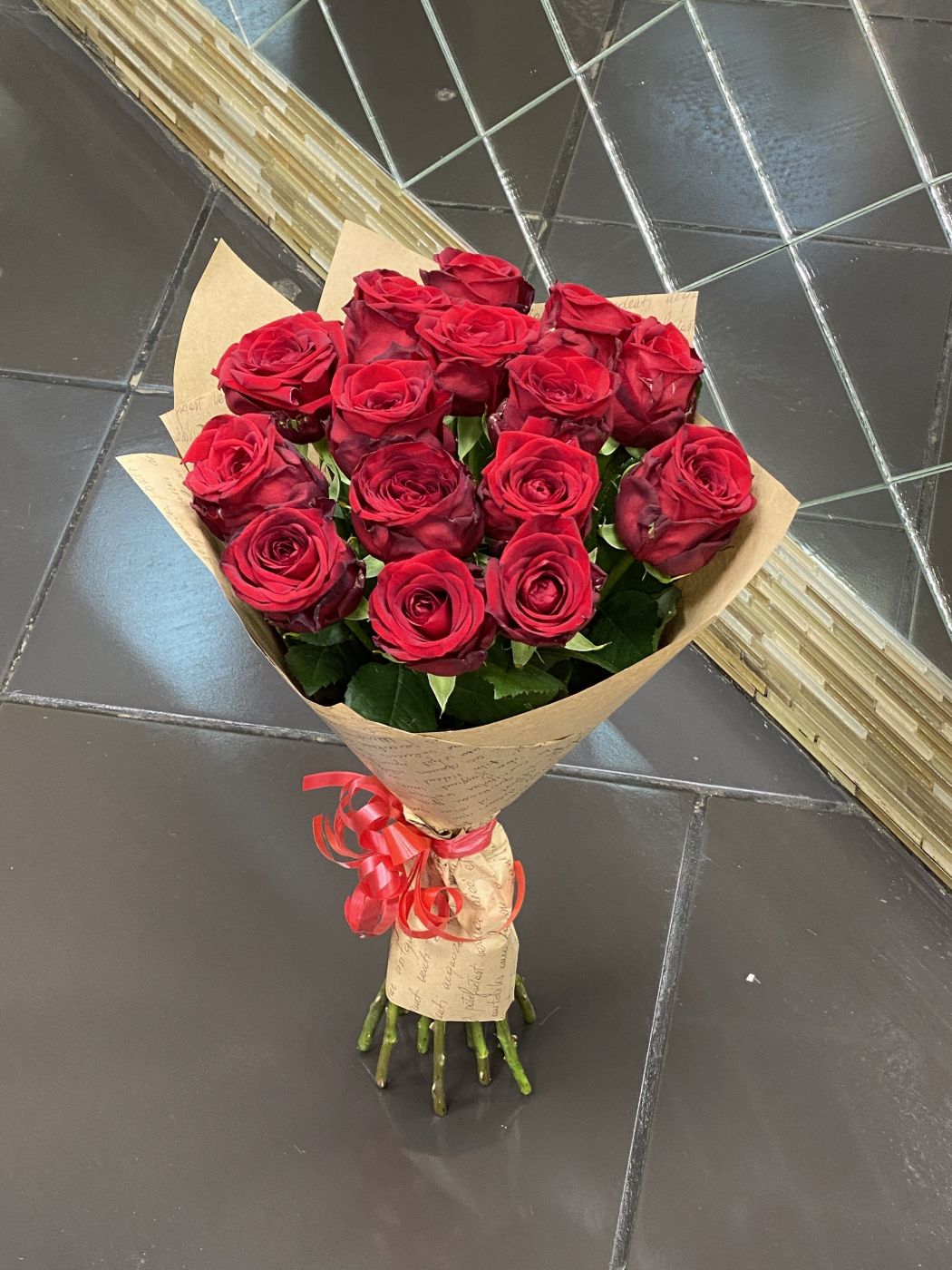 Букет из 15 роз российских красных в упаковке