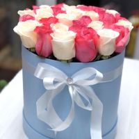 35 бело-розовых роз в шляпной коробке