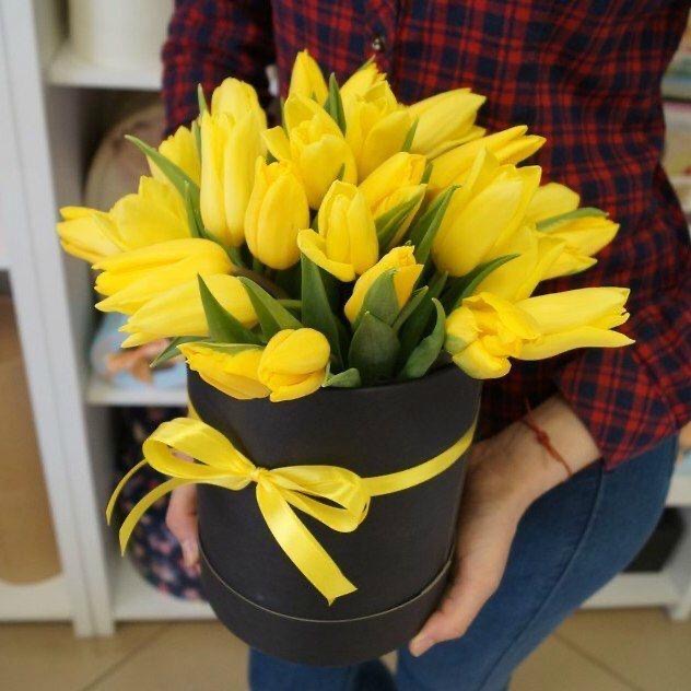 35 желтых тюльпанов в черной шляпной коробке