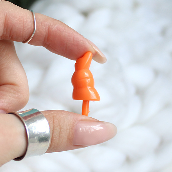 Кукольная миниатюра - Нос-морковка для снеговичка 2 см