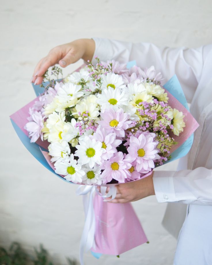 Букет цветов  9 хризантем и хамелациума "Для хорошего настроения"