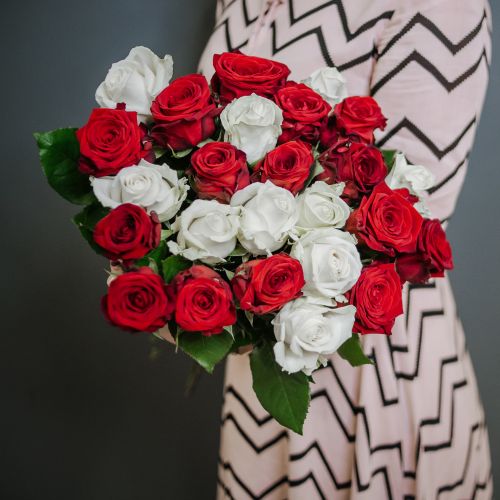 Букет цветов из 25 красно-белых роз