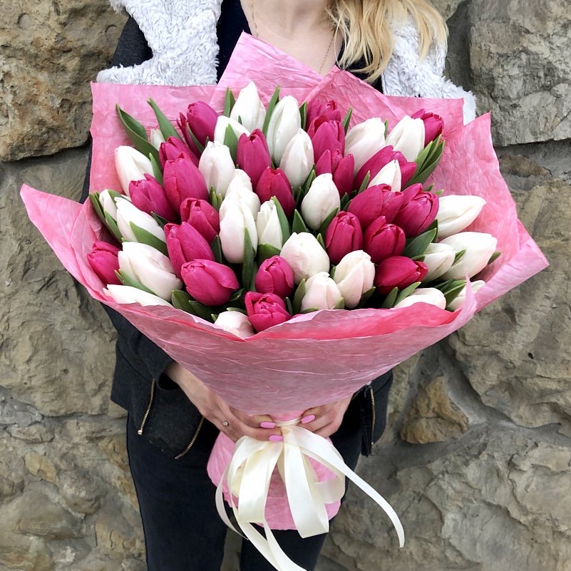 51 бело-розовый тюльпан в красивой упаковке