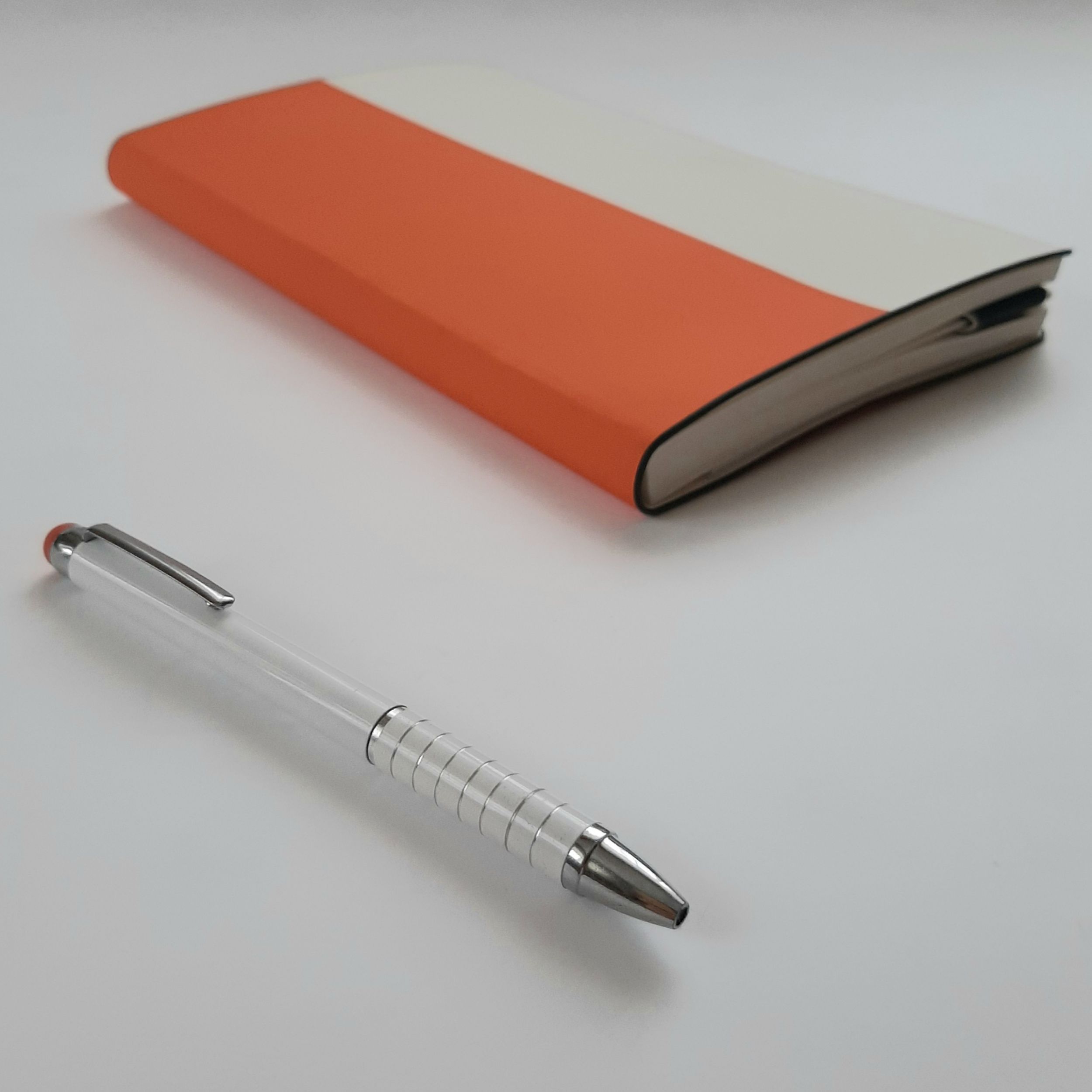  белые ручки с оранжевым стилусом