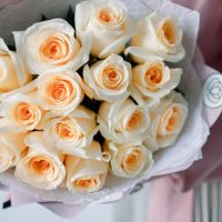 15 кремовых роз в красивой упаковке