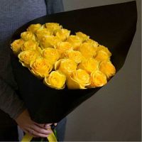 25 желтых роз 50 см в черной упаковке