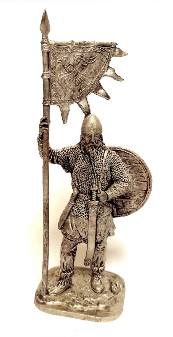 Фигурка Викинг со знаменем, 9-10 вв олово