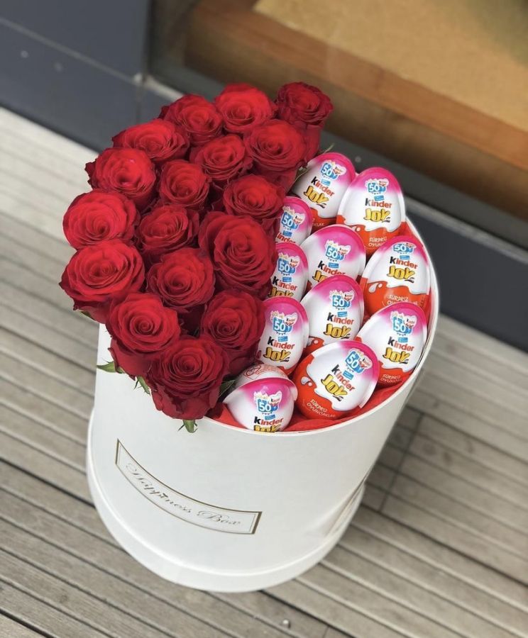 Композиция из 17 роз и Kinder