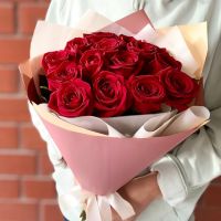 15 красных роз в красивой упаковке