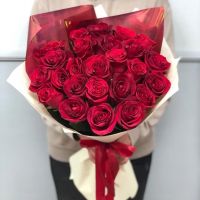 25 красных роз 60 см в стильной упаковке