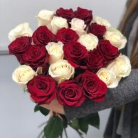 Розы красные и белые 50 см