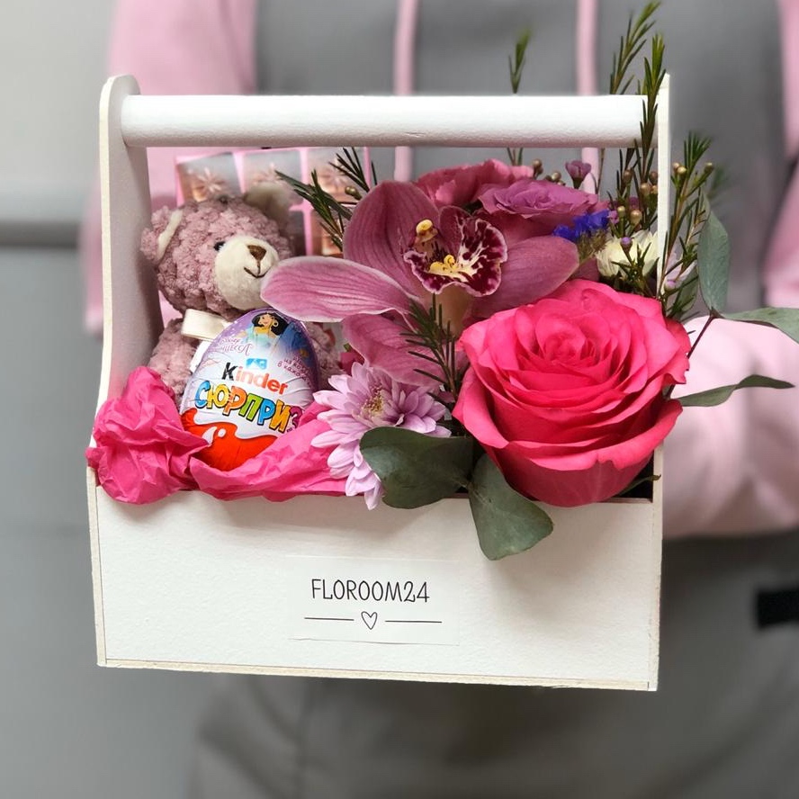 Цветочный ящик с шоколадом, мишкой и киндером