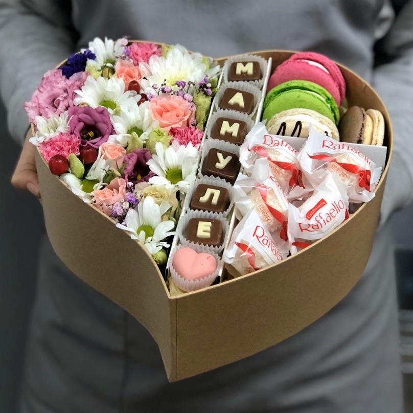 Коробочка с цветами и шоколадными буквами "Мамуле" №1