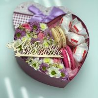 Коробочка с макаронс и рафаэлло для мамы