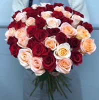 51 роза Эквадорские 60 см красно-персиковый микс