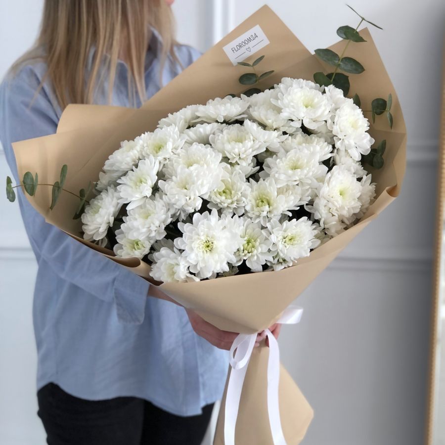 Акция! 9 белых хризантем с эвкалиптом в красивой упаковке