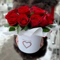Красные розы в эксклюзивной шляпной коробке "ЛЮБЛЮ ТЕБЯ"