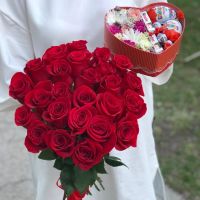 25 красных роз Эквадорских и коробочка в форме сердца