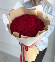 51 красная роза Эквадор в объемной упаковке
