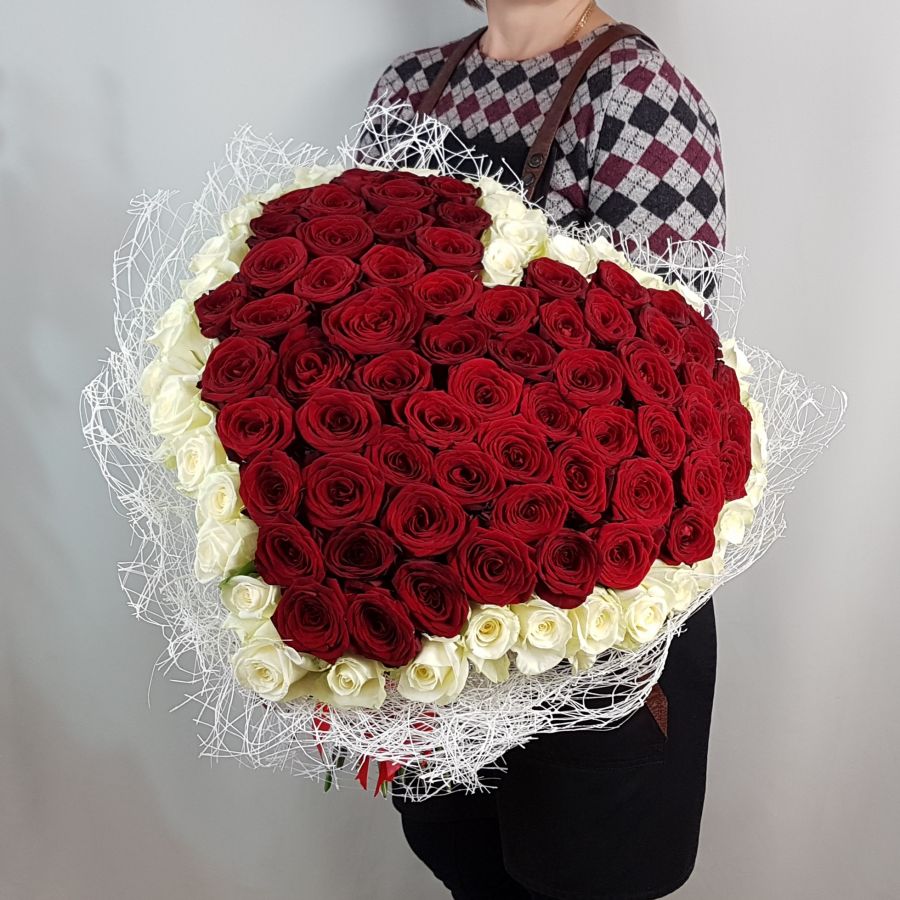 Букет из 101 розы в форме сердца в упаковке