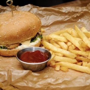 Чикенбургер с картофелем фри и кетчупом