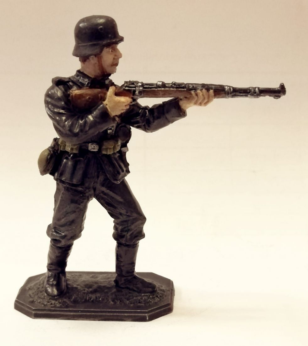 Фигурка немецкий солдат с карабином олово