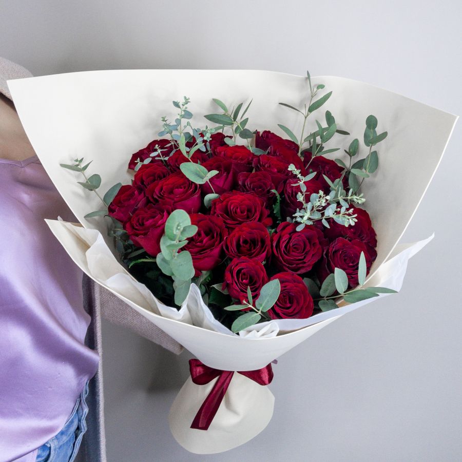 Дизайнерский букет с красными розами и эвкалиптом