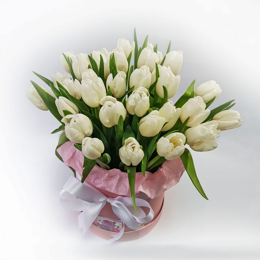 Коробка с белыми тюльпанами