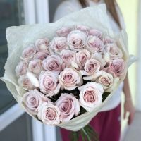 25 бежевых роз красивой упаковке