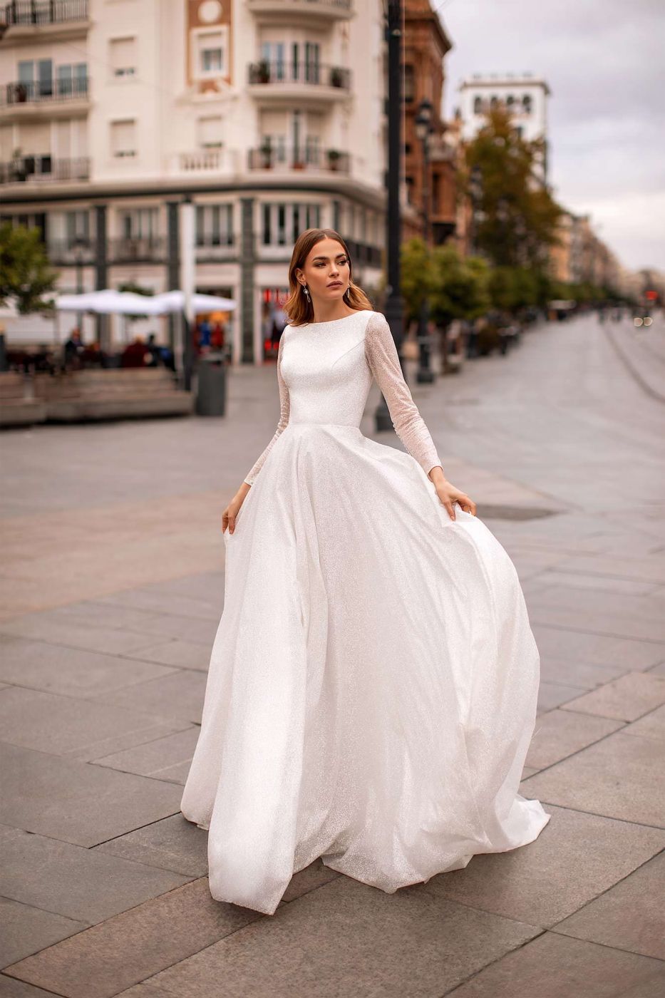 Лаконичное свадебное платье из мерцающей ткани с длинными рукавами  Арт. 091