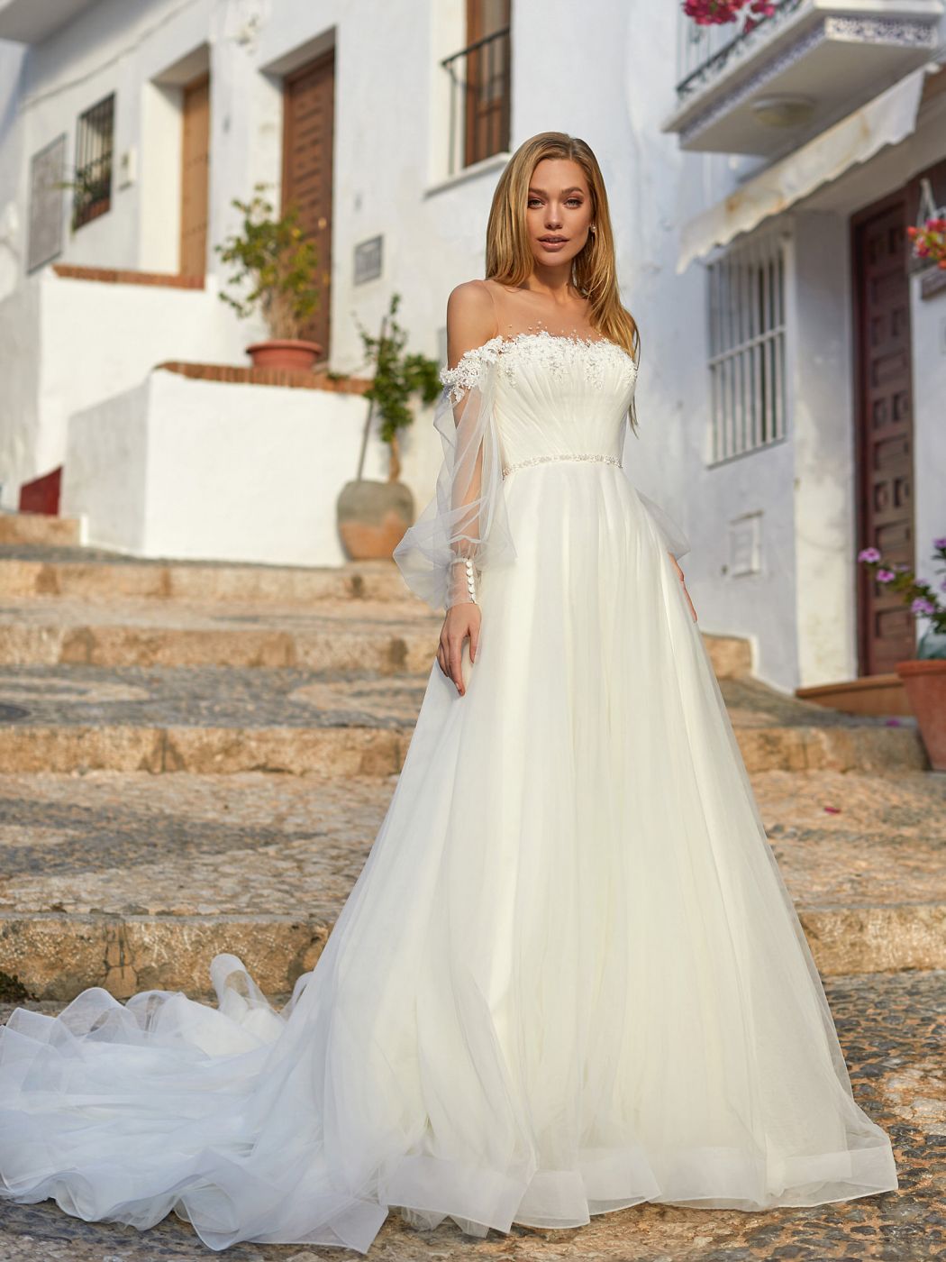 Воздушное пышное свадебное платье с длинным шлейфом и нежным декором  Арт. 093
