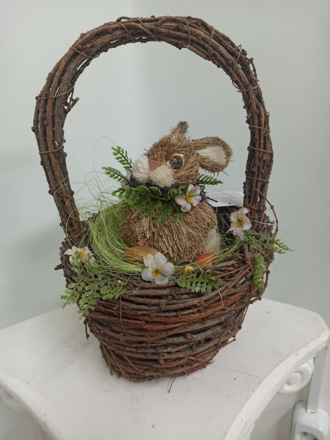 Пасхальная декоративная корзинка с кроликом