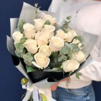 Букет из 15 белых роз (50 см) с эвкалиптом