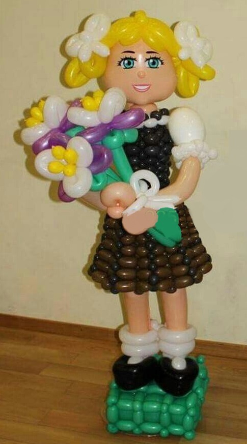 Фигурка из шаров Девочка с букетом